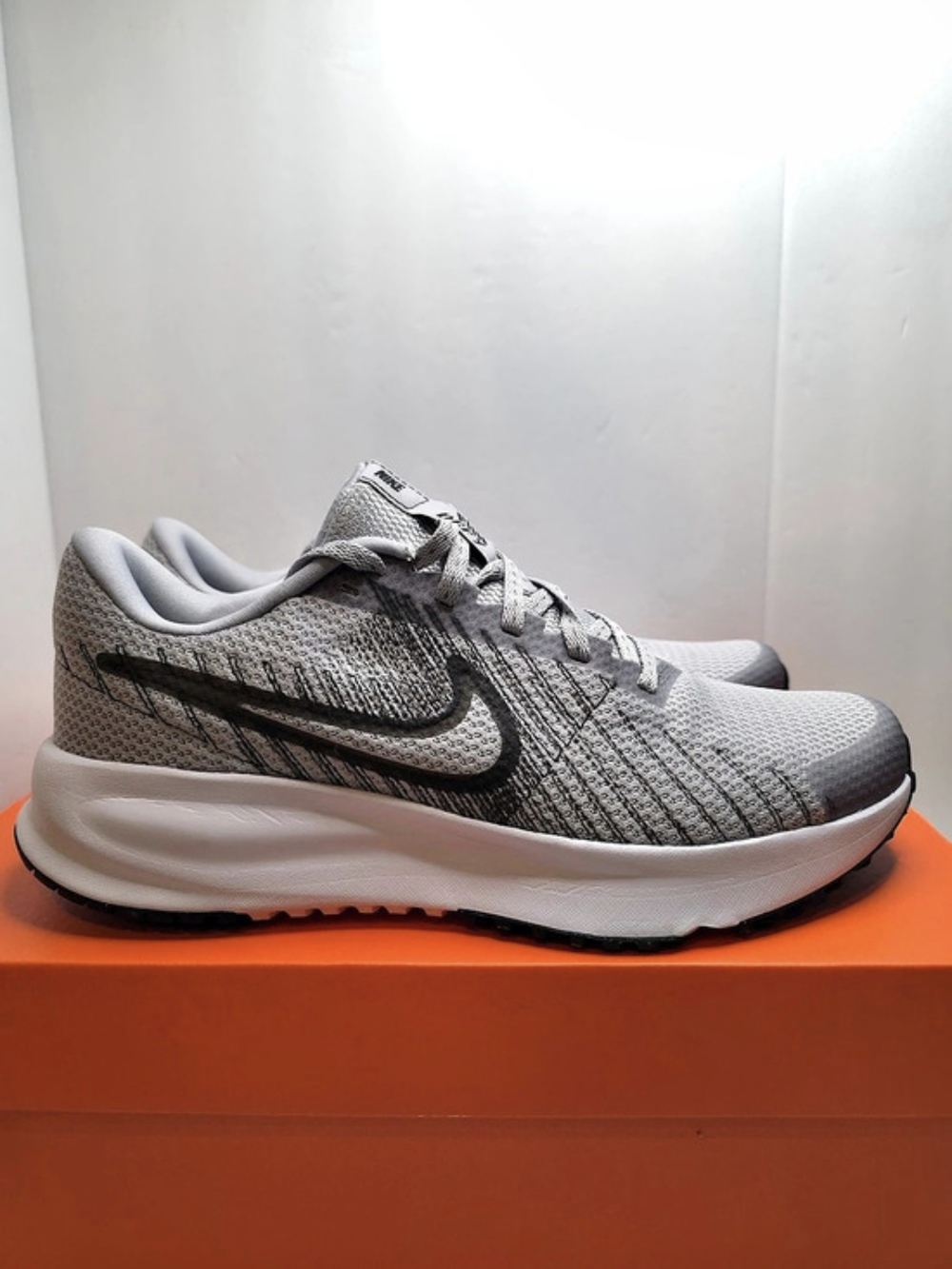 Nike Run Defy Running Shoe US Size 7M/8.5W New Color New in Box Athletic Casual